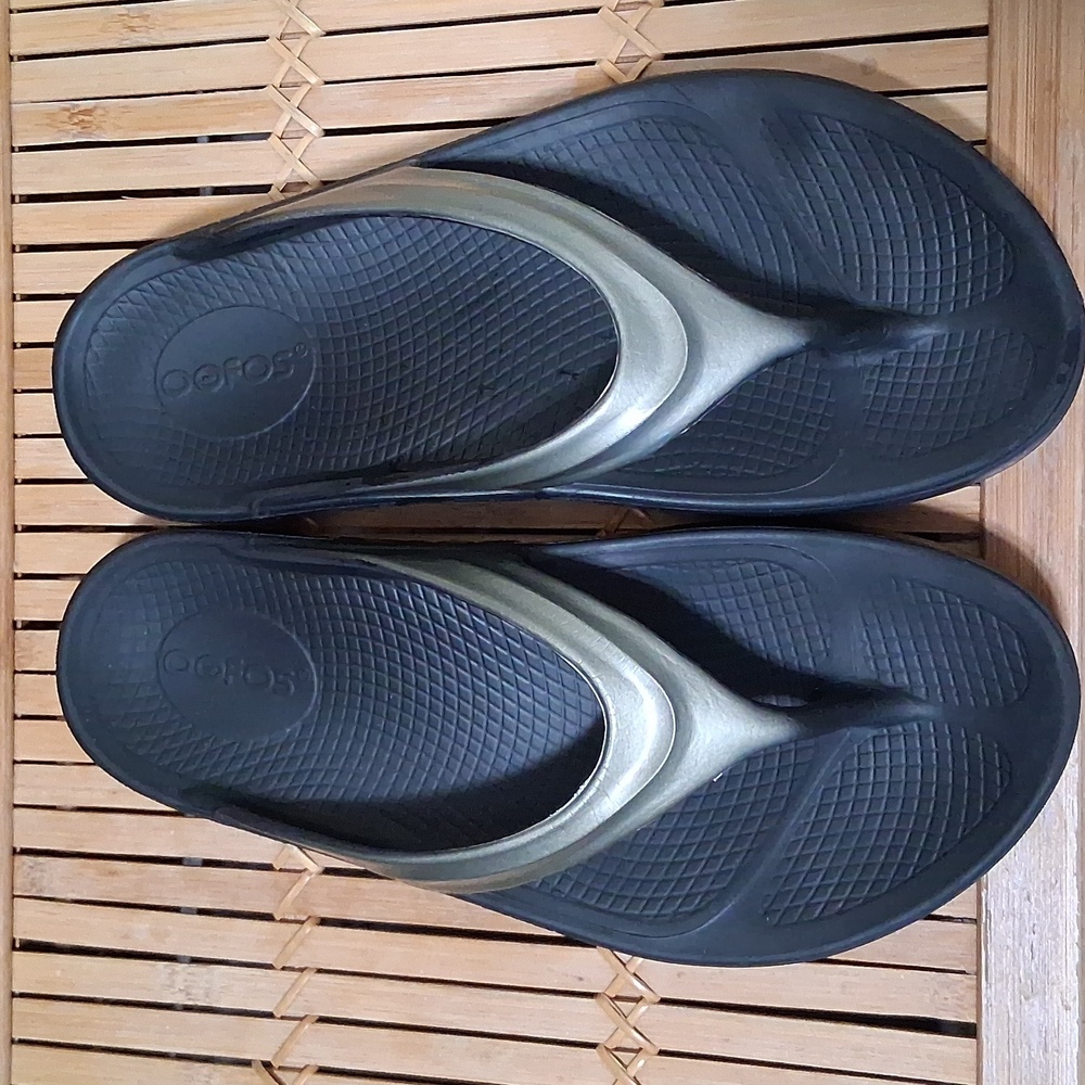 🖤😎Oofos Recovery Toe Post Metallic Gray & Black Soles Size 8 EU 39